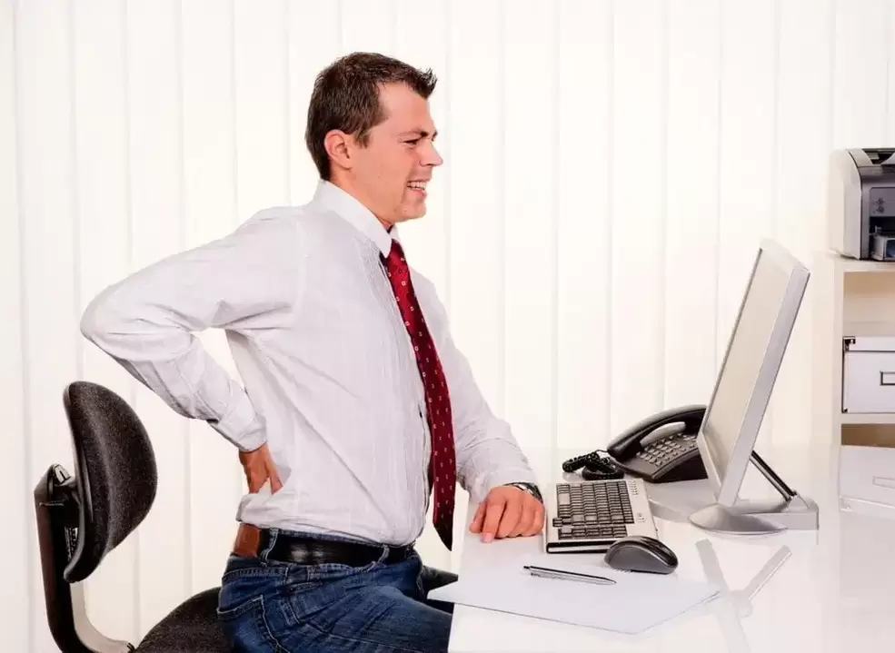 pian ar ais mar gheall ar osteochondrosis le linn saothair sedentary