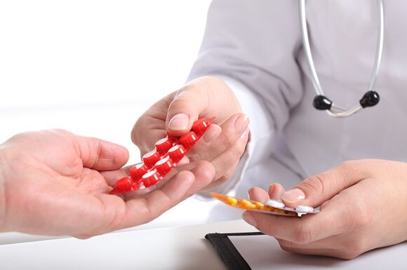 forordaíonn an dochtúir cógais chun osteochondrosis ceirbheacsach a chóireáil